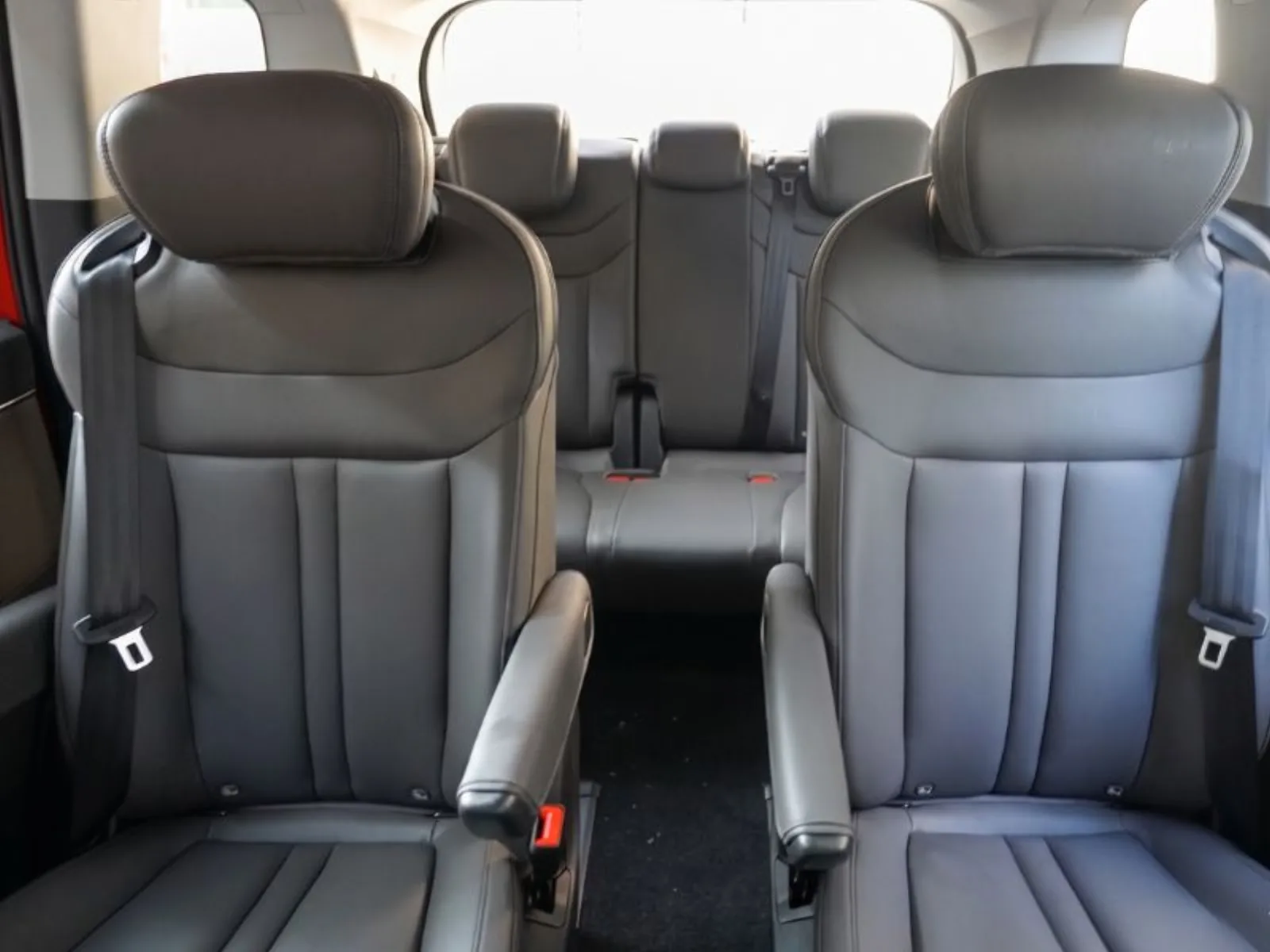 6-seater taxi interior third row · 第三排寬敞座位空間